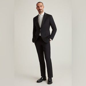 ONLY WORE ONCE!! Selling amazing suit due to weight loss.